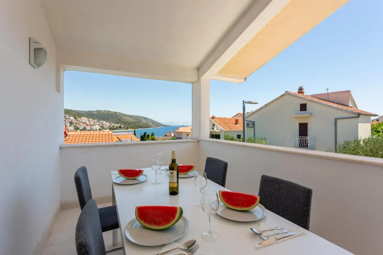 The Place Trogir 0*,  Croácia